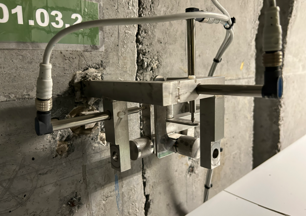 Schreiber SM34 LVDT sentsorea metalezko euskarri batean instalatuta hormigoizko egituretako pitzadurak eta fisurak kontrolatzeko