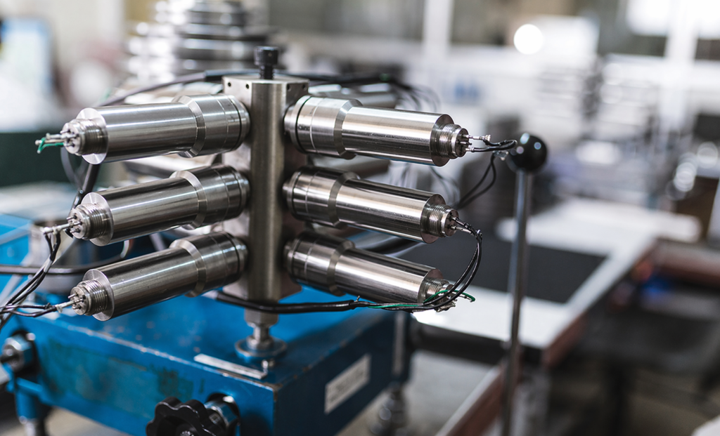 Piezómetros industriales para monitorización estructural instalados en laboratorio de ensayo geotécnico