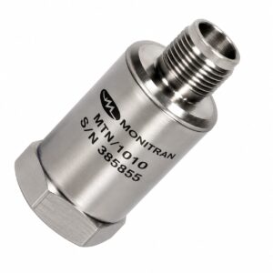 Acelerómetro industrial robusto de propósito general con carcasa de acero inoxidable, base de 25mm y conector TNC superior para la monitorización en maquinaria pesada.