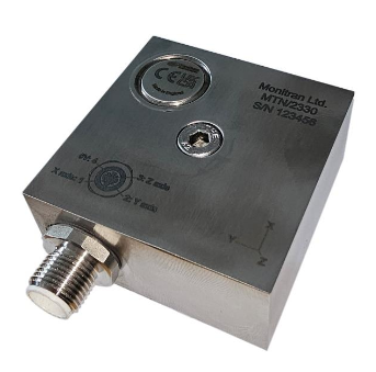 Vista principal del acelerómetro triaxial industrial con carcasa de acero inoxidable sellada IP67 y conexión superior mediante conector M12 macho de cuatro pines para análisis de vibración.