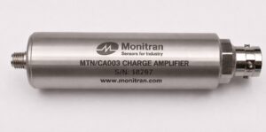 Amplificador de carga en línea MTN/CA003 con conectores Microdot y BNC.