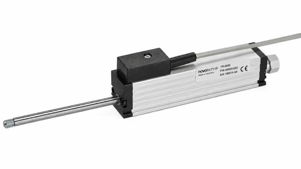 Sensor lineal potenciométrico Novotechnik TR-0050 con retorno por muelle, recorrido 0-50 mm y salida por cable