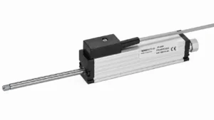 Sensor lineal potenciométrico Novotechnik TR-0050 con retorno por muelle, recorrido 0-50 mm y salida por cable