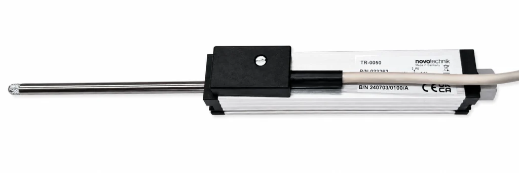 Sensor lineal potenciométrico Novotechnik TR-0050 con retorno por muelle, recorrido 0-50 mm y salida por cable