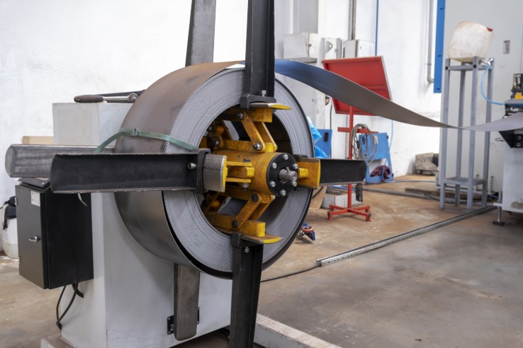 Medição sem contato do diâmetro de uma bobina de aço com um sensor a laser Dimetix